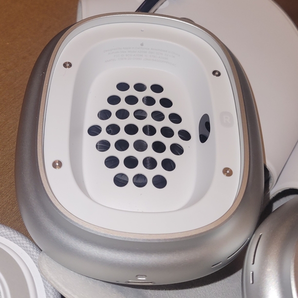 Apple AirPods Max Silver and White - Picture 3 of 10